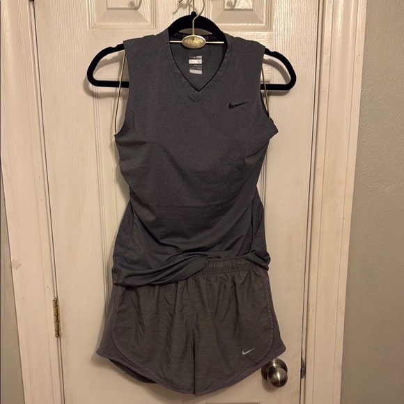 Nike Dri-Fit Women's Gray Sleeveless Top and Shorts Set - Picture 1 of 11